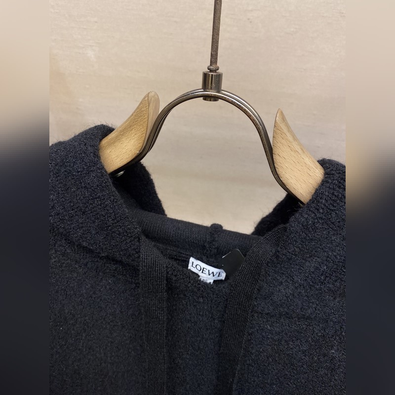 Loewe，刺繡小標羊毛圈針織帽衫 面料：采用55美麗奴羊毛圈面料，搭配45%