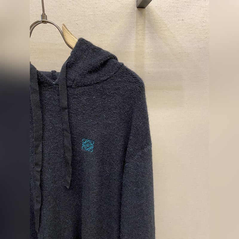 Loewe，刺繡小標羊毛圈針織帽衫 面料：采用55美麗奴羊毛圈面料，搭配45%