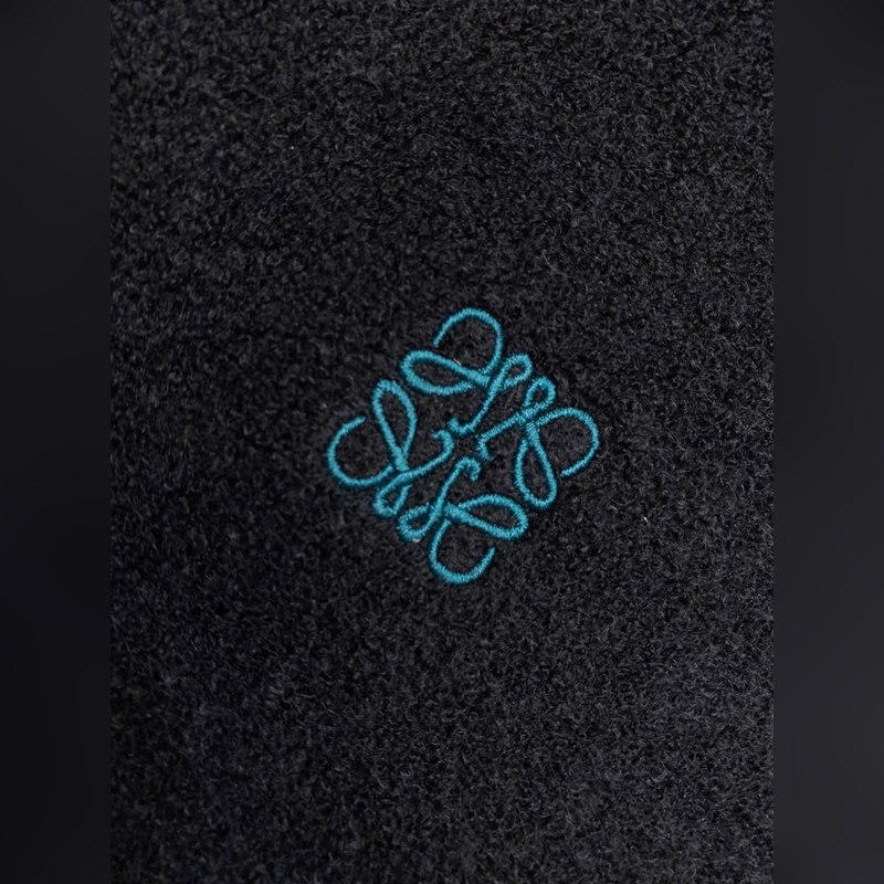 Loewe，刺繡小標羊毛圈針織帽衫 面料：采用55美麗奴羊毛圈面料，搭配45%