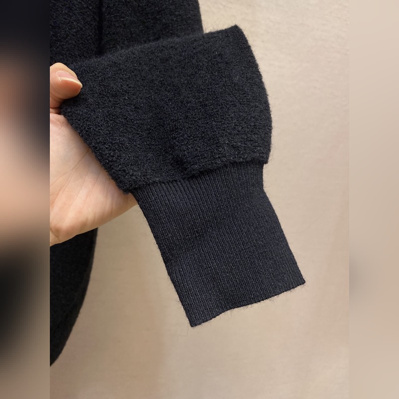 Loewe，刺繡小標羊毛圈針織帽衫 面料：采用55美麗奴羊毛圈面料，搭配45%