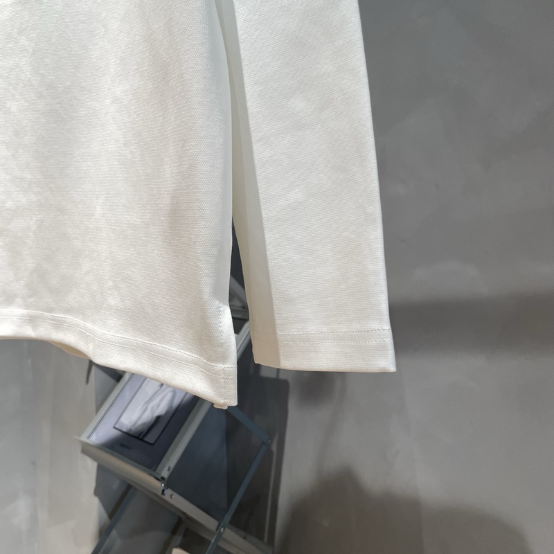 LOEWE 新款秋冬半拉鍊長袖 采用純棉面料，手感細(xì)膩，搭配印花logo品牌標(biāo)識