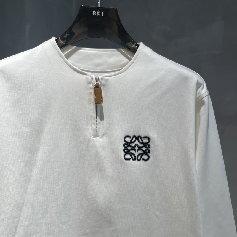 LOEWE 新款秋冬半拉鍊長袖 采用純棉面料，手感細(xì)膩，搭配印花logo品牌標(biāo)識