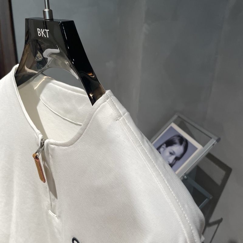 LOEWE 新款秋冬半拉鍊長袖 采用純棉面料，手感細(xì)膩，搭配印花logo品牌標(biāo)識