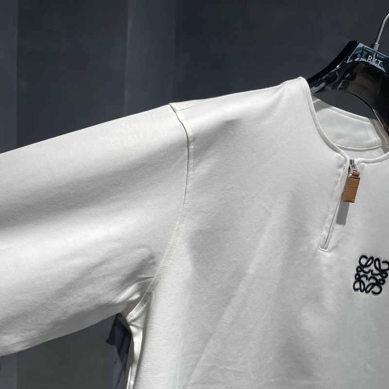 LOEWE 新款秋冬半拉鍊長袖 采用純棉面料，手感細(xì)膩，搭配印花logo品牌標(biāo)識