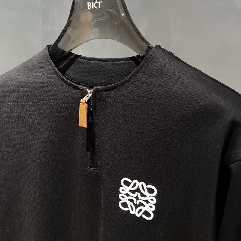 LOEWE 新款秋冬半拉鍊長(zhǎng)袖 采用純棉面料，手感細(xì)膩，搭配印花logo品牌標(biāo)識(shí)