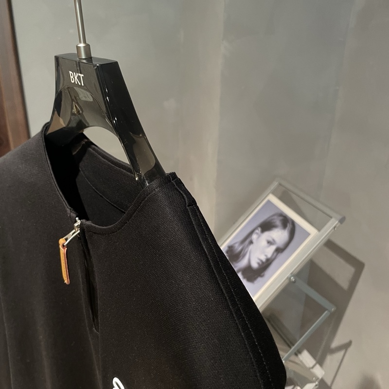 LOEWE 新款秋冬半拉鍊長(zhǎng)袖 采用純棉面料，手感細(xì)膩，搭配印花logo品牌標(biāo)識(shí)