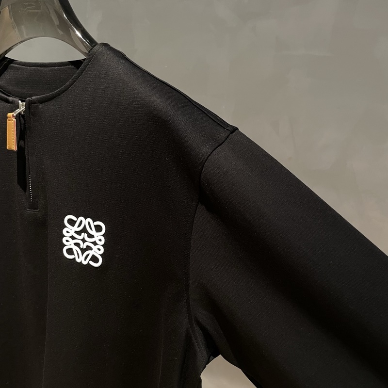 LOEWE 新款秋冬半拉鍊長(zhǎng)袖 采用純棉面料，手感細(xì)膩，搭配印花logo品牌標(biāo)識(shí)