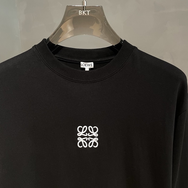 羅意威 。 LOEWE，早秋新款長(zhǎng)袖，面料采用頂級(jí)原版精梳棉面料，前印花log