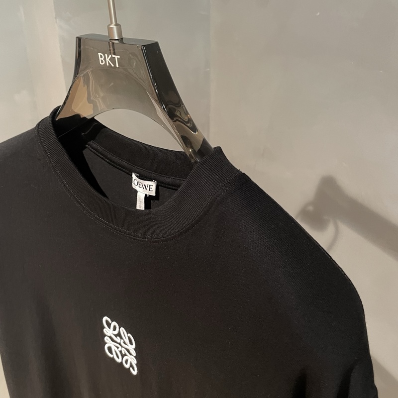 羅意威 。 LOEWE，早秋新款長(zhǎng)袖，面料采用頂級(jí)原版精梳棉面料，前印花log