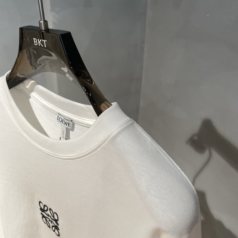 羅意威 。 LOEWE，早秋新款長袖，面料采用頂級原版精梳棉面料，前印花log