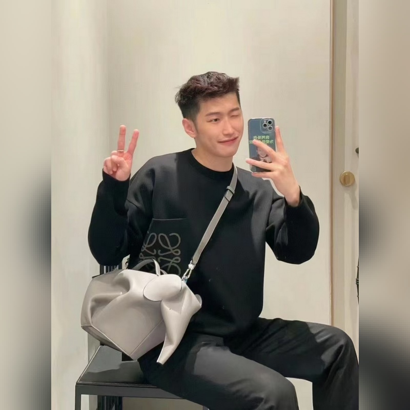 LOEWE口袋提花毛衣 面料選擇： 選用49%粘纖43%棉和少量錦綸和氨綸織成。