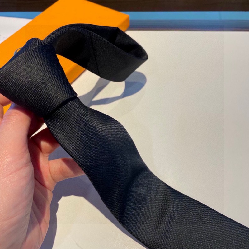 LV字母漸變領(lǐng)帶 ，路易威登經(jīng)典領(lǐng)帶 男士必備單品超時(shí)尚！高端品質(zhì) 版型面料都達(dá)