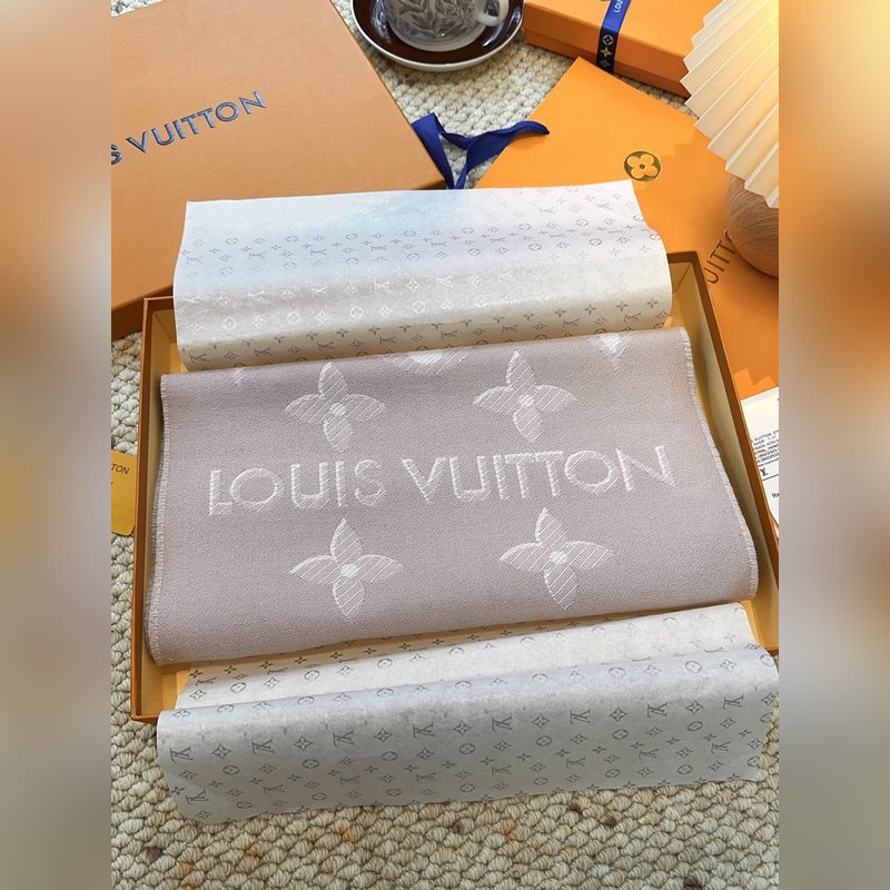 LV (路易威登)Essential Shine 圍巾將金屬纖維織入 Monog