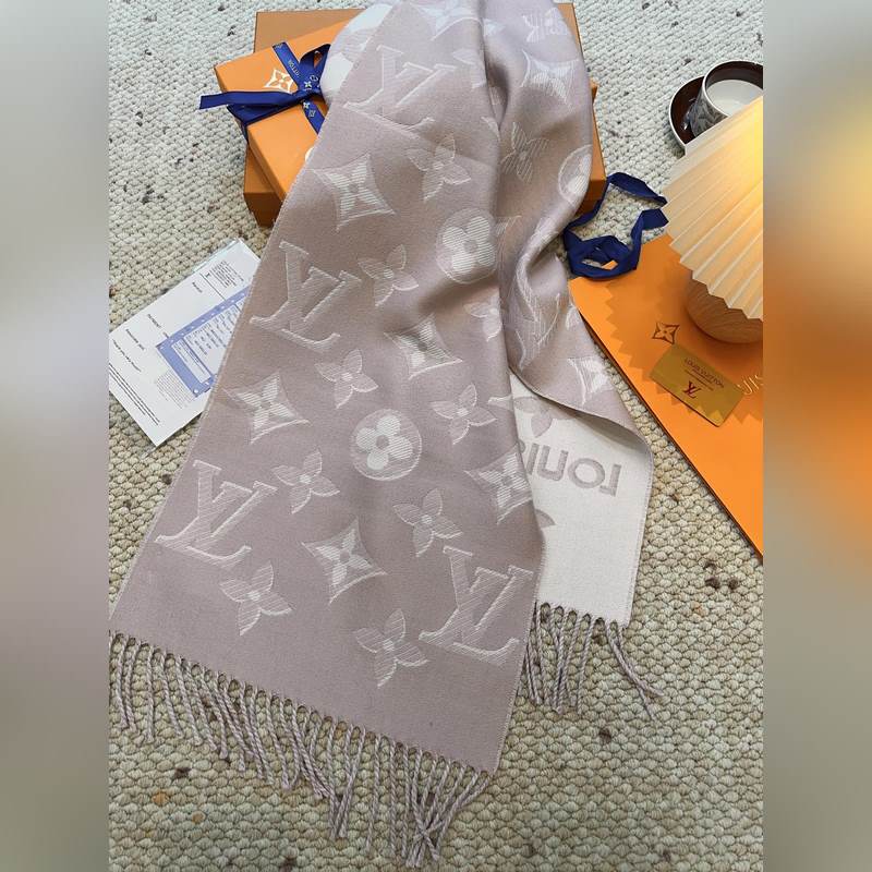 LV (路易威登)Essential Shine 圍巾將金屬纖維織入 Monog