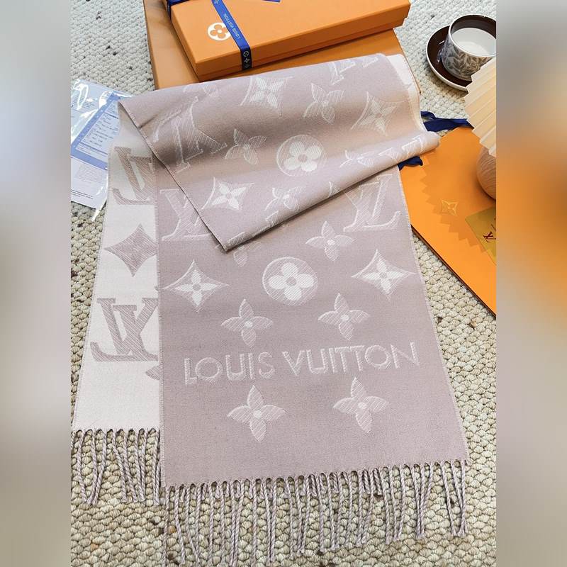 LV (路易威登)Essential Shine 圍巾將金屬纖維織入 Monog