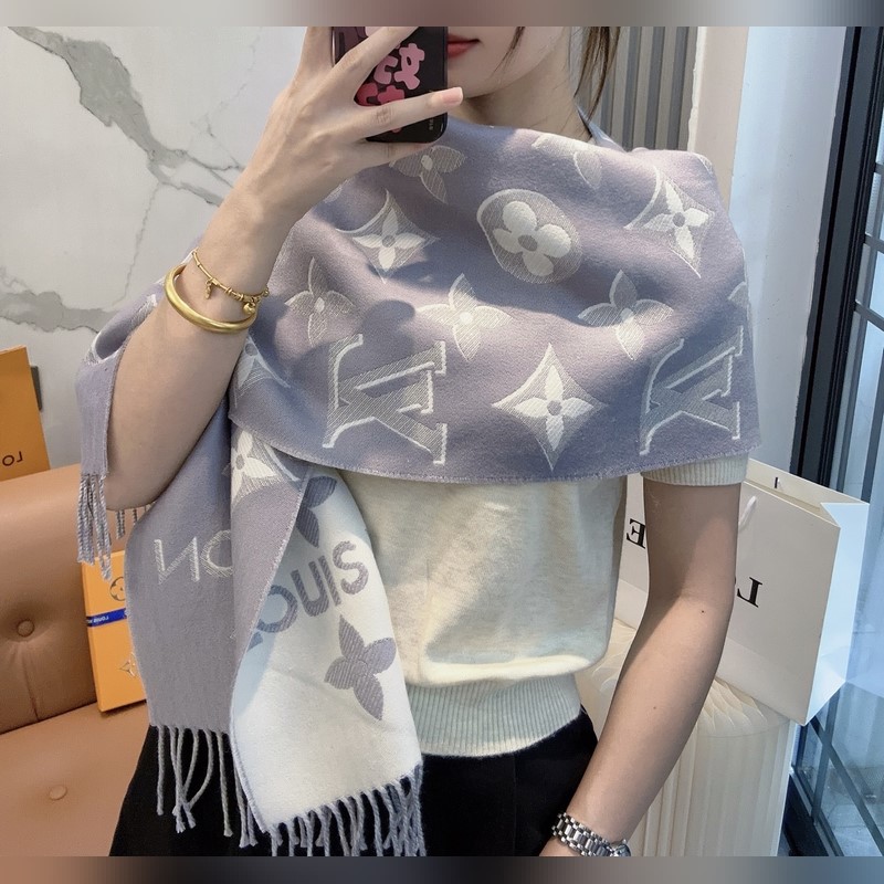 LV (路易威登)Essential Shine 圍巾將金屬纖維織入 Monog