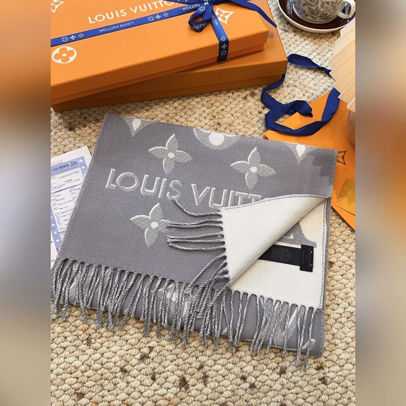 LV (路易威登)Essential Shine 圍巾將金屬纖維織入 Monog