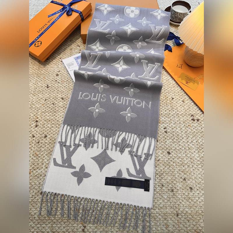 LV (路易威登)Essential Shine 圍巾將金屬纖維織入 Monog