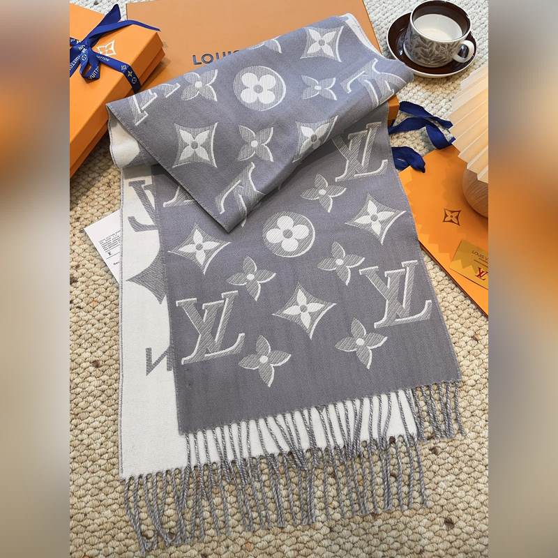 LV (路易威登)Essential Shine 圍巾將金屬纖維織入 Monog