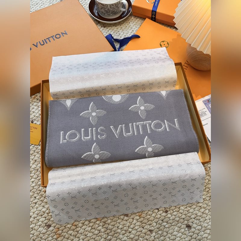 LV (路易威登)Essential Shine 圍巾將金屬纖維織入 Monog