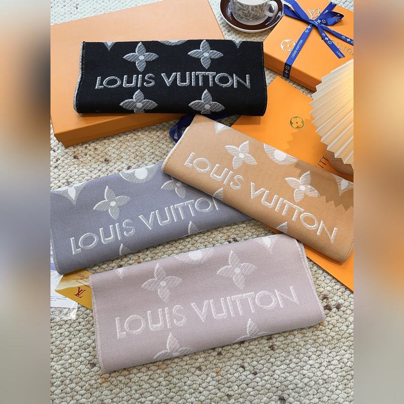 LV (路易威登)Essential Shine 圍巾將金屬纖維織入 Monog