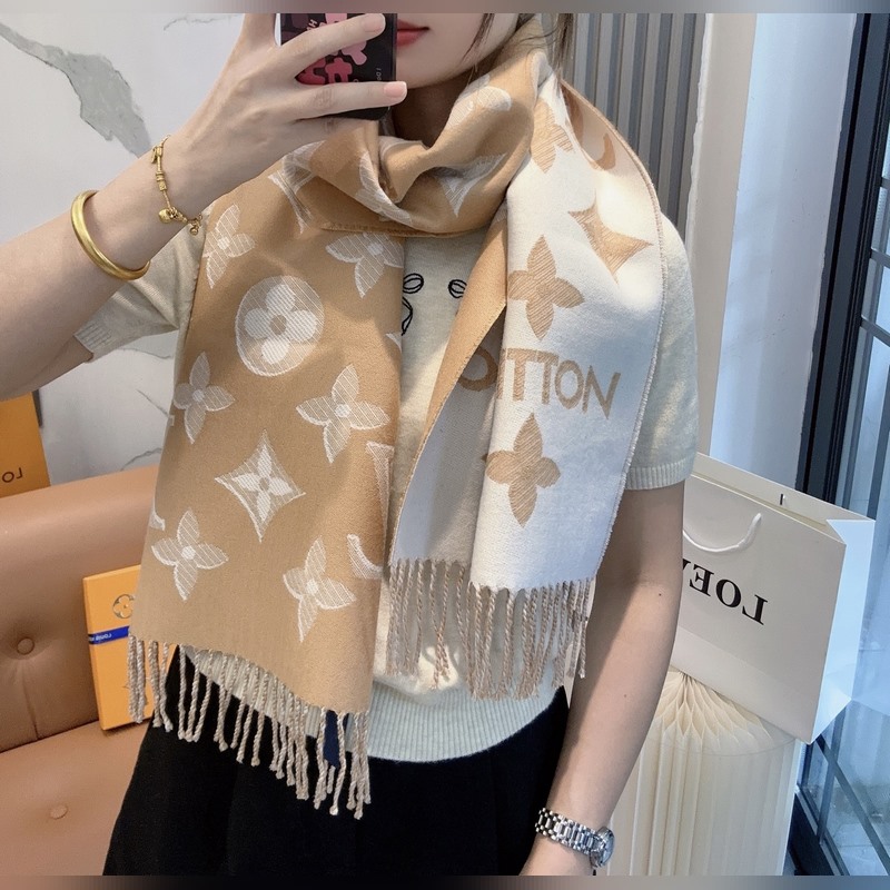 LV (路易威登)Essential Shine 圍巾將金屬纖維織入 Monog