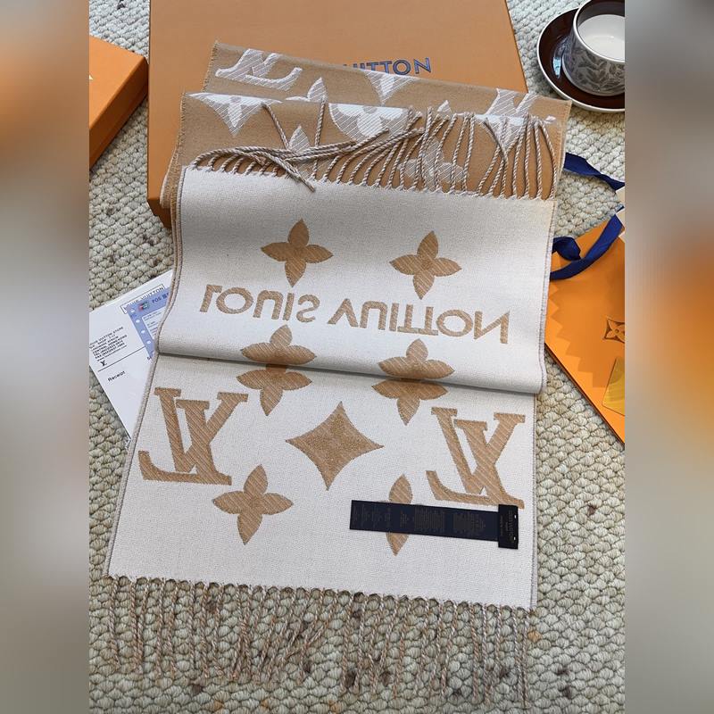 LV (路易威登)Essential Shine 圍巾將金屬纖維織入 Monog