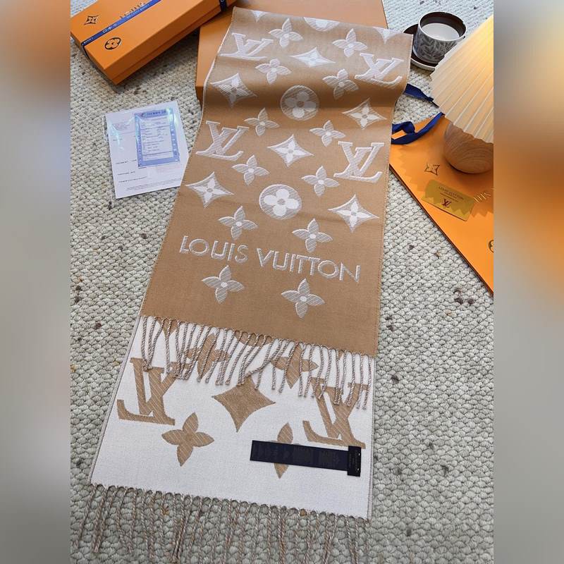 LV (路易威登)Essential Shine 圍巾將金屬纖維織入 Monog