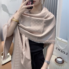 全新 etit Louis 披肩以提花工藝和雙色紗線織就 Monogram 圖案