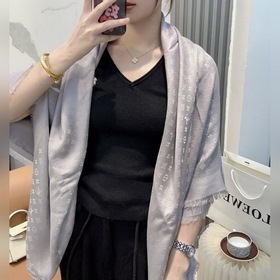 全新 etit Louis 披肩以提花工藝和雙色紗線織就 Monogram 圖案