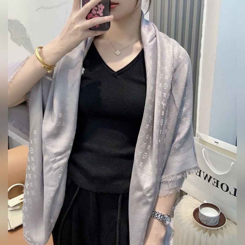 全新 etit Louis 披肩以提花工藝和雙色紗線織就 Monogram 圖案