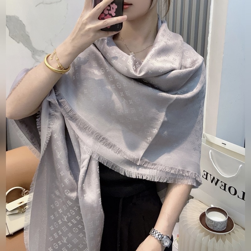 全新 etit Louis 披肩以提花工藝和雙色紗線織就 Monogram 圖案