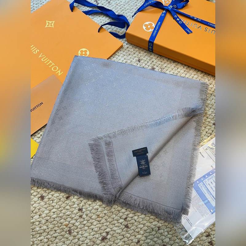 全新 etit Louis 披肩以提花工藝和雙色紗線織就 Monogram 圖案