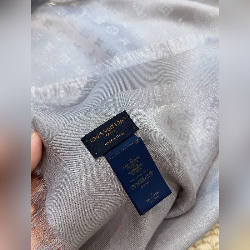 全新 etit Louis 披肩以提花工藝和雙色紗線織就 Monogram 圖案