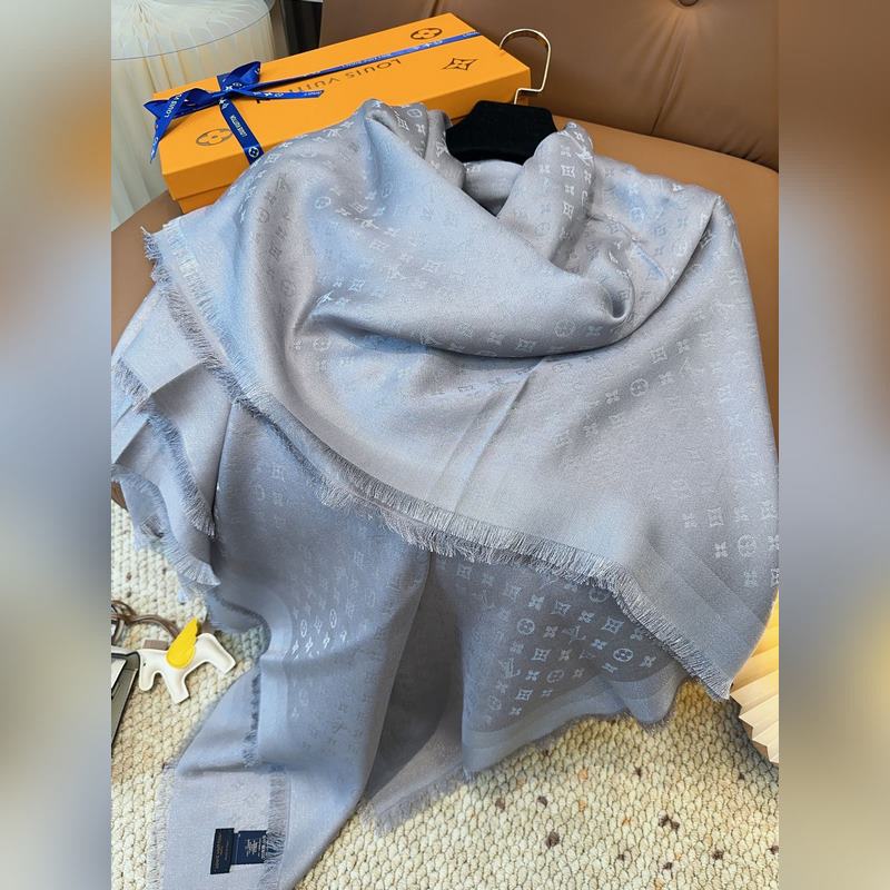 全新 etit Louis 披肩以提花工藝和雙色紗線織就 Monogram 圖案