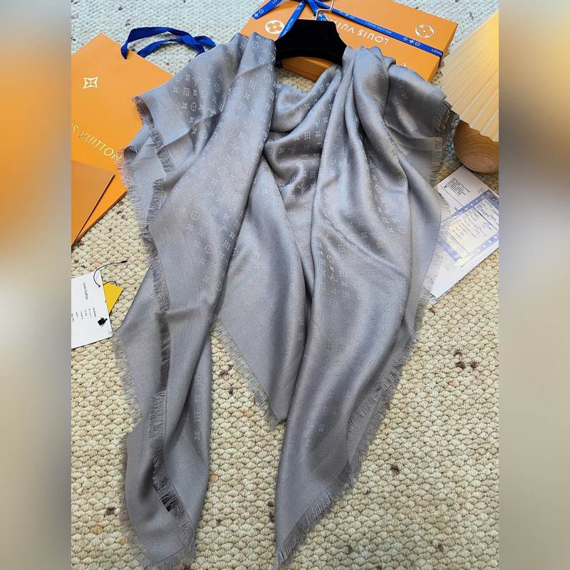 全新 etit Louis 披肩以提花工藝和雙色紗線織就 Monogram 圖案