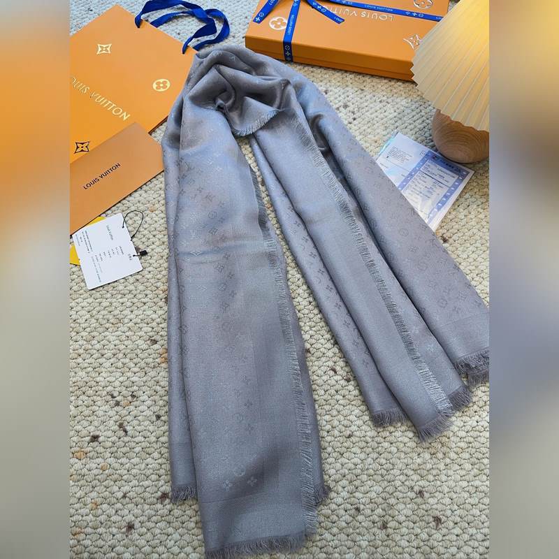 全新 etit Louis 披肩以提花工藝和雙色紗線織就 Monogram 圖案