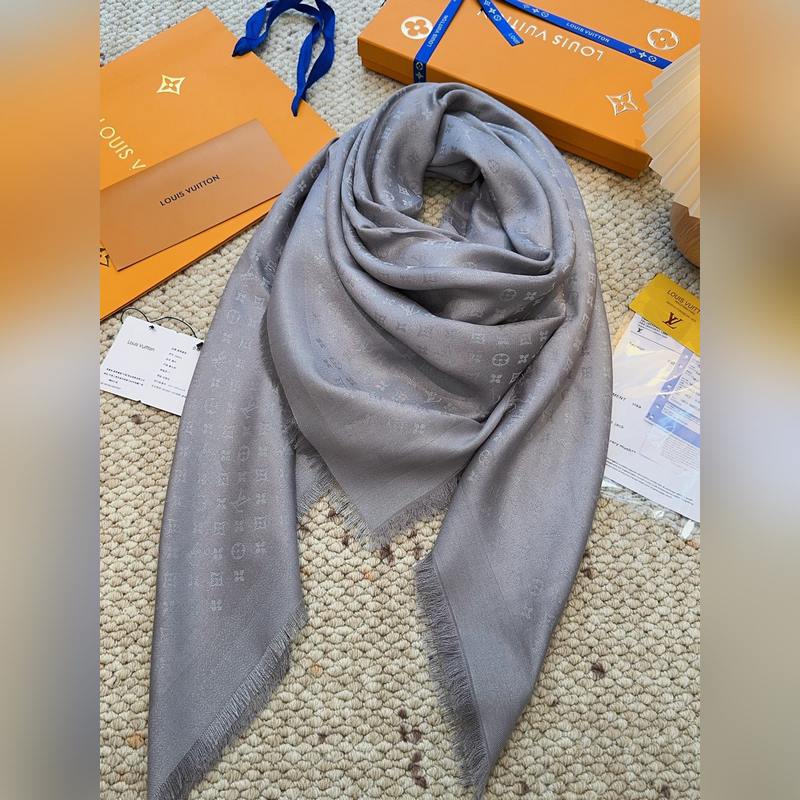 全新 etit Louis 披肩以提花工藝和雙色紗線織就 Monogram 圖案