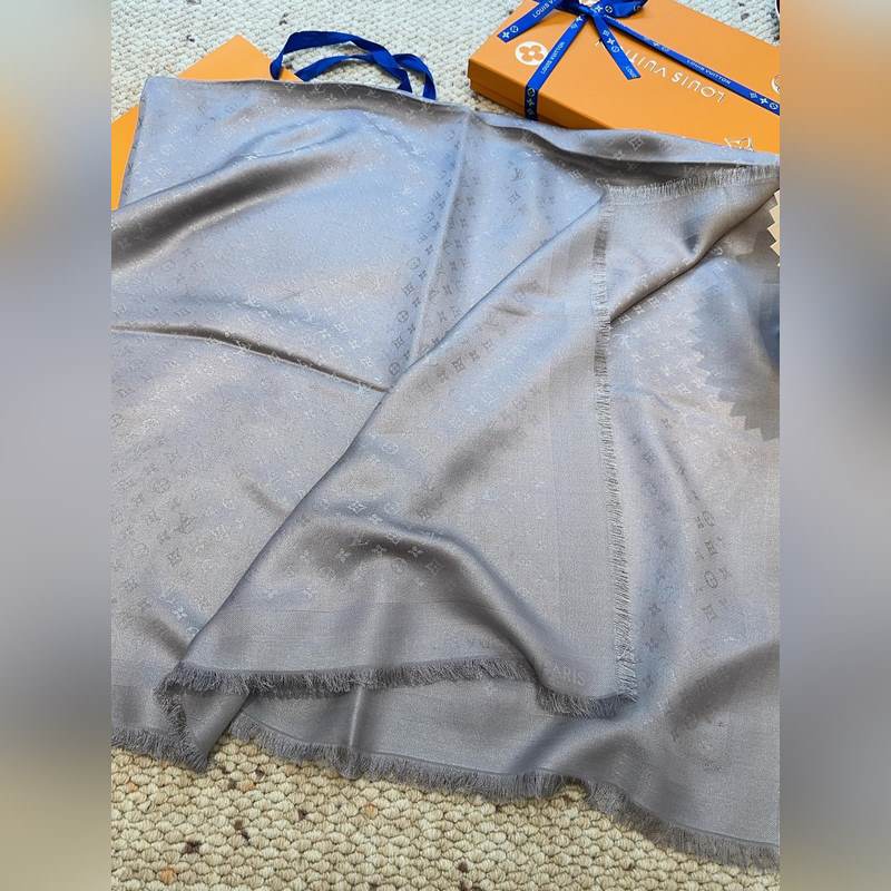 全新 etit Louis 披肩以提花工藝和雙色紗線織就 Monogram 圖案