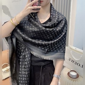 全新 etit Louis 披肩以提花工藝和雙色紗線織就 Monogram 圖案