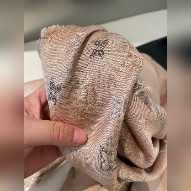 最好的LV！品質絕了，被QC 潛規則 的LV最最經典披肩。正規單才會有這麼多的顔
