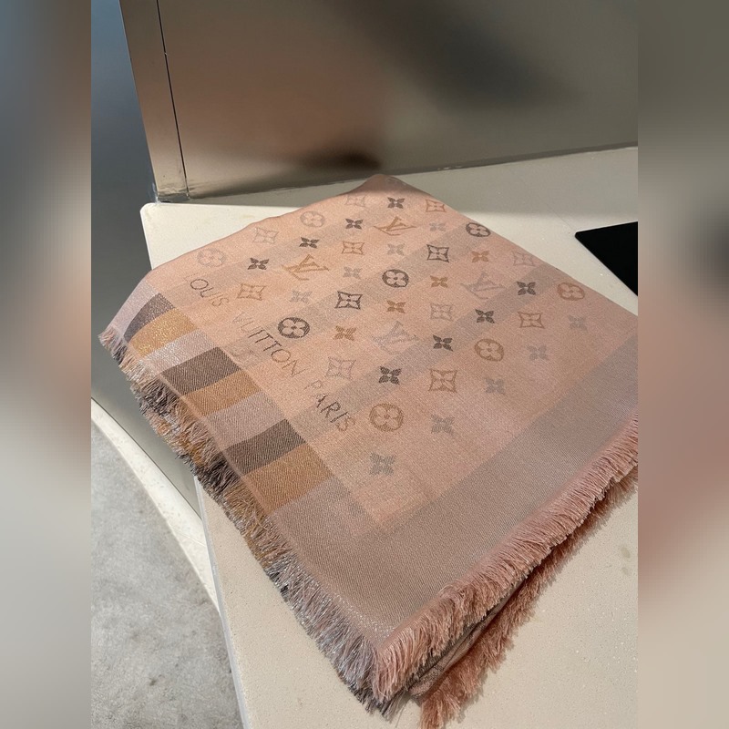 最好的LV！品質絕了，被QC 潛規則 的LV最最經典披肩。正規單才會有這麼多的顔