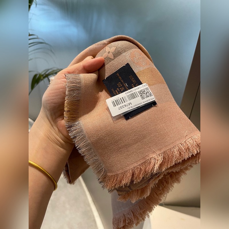 最好的LV！品質絕了，被QC 潛規則 的LV最最經典披肩。正規單才會有這麼多的顔