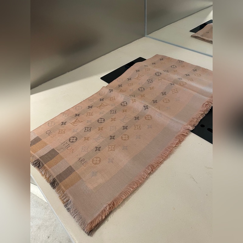 最好的LV！品質絕了，被QC 潛規則 的LV最最經典披肩。正規單才會有這麼多的顔