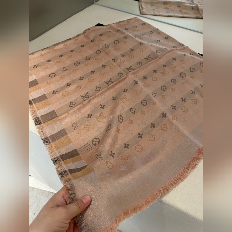 最好的LV！品質絕了，被QC 潛規則 的LV最最經典披肩。正規單才會有這麼多的顔