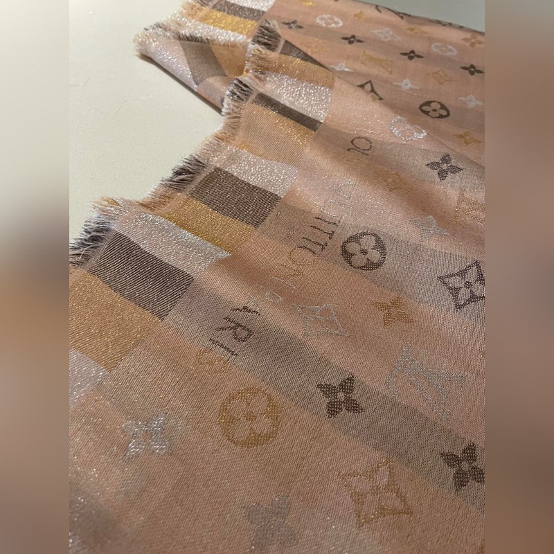 最好的LV！品質絕了，被QC 潛規則 的LV最最經典披肩。正規單才會有這麼多的顔