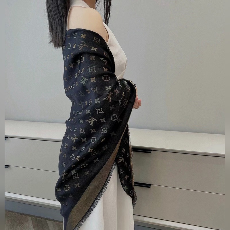 最好的LV！品質絕了，被QC 潛規則 的LV最最經典披肩。正規單才會有這麼多的顔