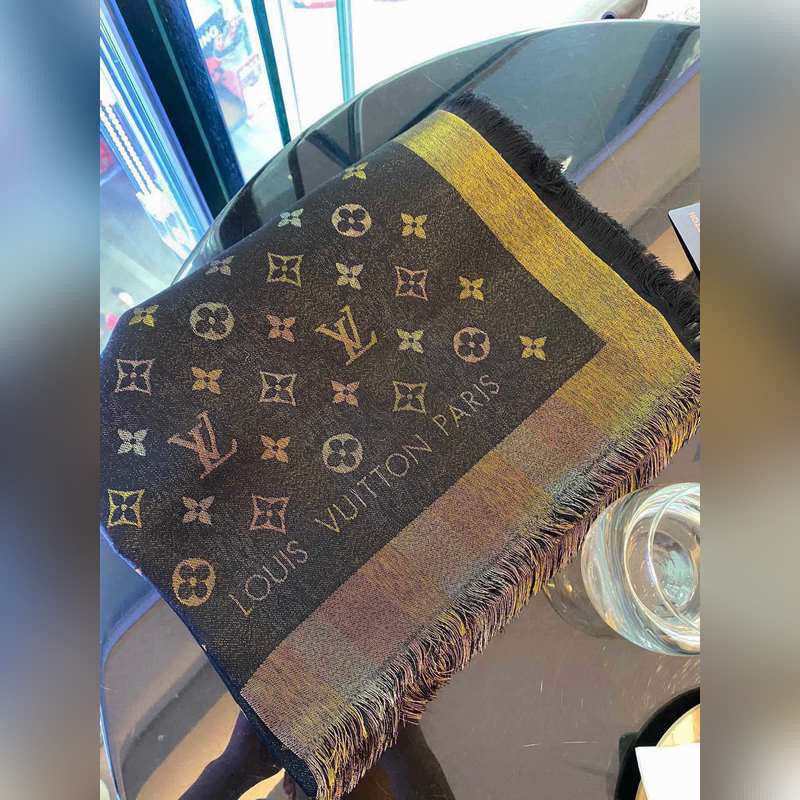 最好的LV！品質絕了，被QC 潛規則 的LV最最經典披肩。正規單才會有這麼多的顔