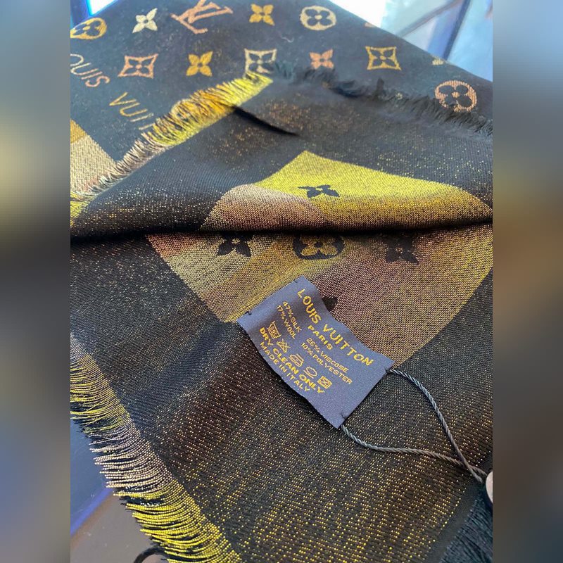 最好的LV！品質絕了，被QC 潛規則 的LV最最經典披肩。正規單才會有這麼多的顔