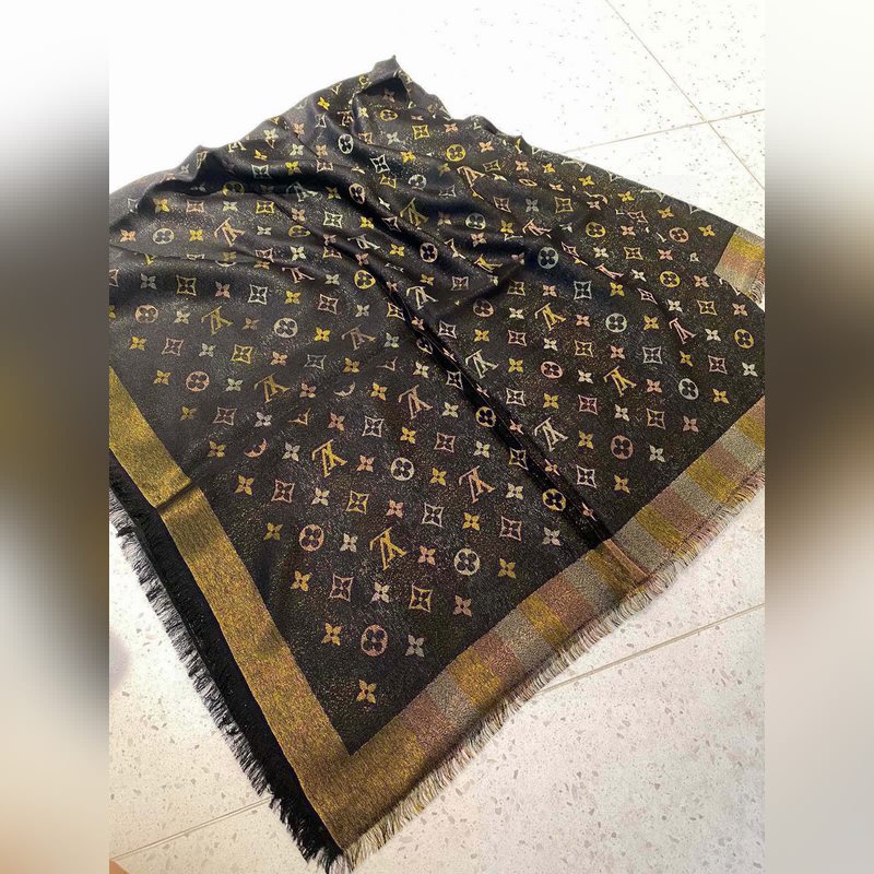 最好的LV！品質絕了，被QC 潛規則 的LV最最經典披肩。正規單才會有這麼多的顔